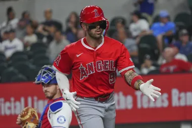 Zach Neto y José Soriano lideran la contundente victoria de los Angels ante los Rangers