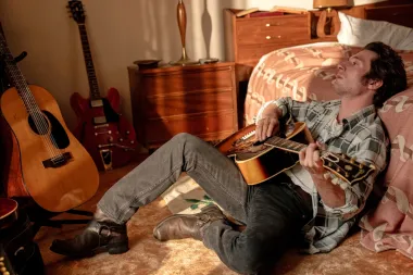 Jeremy Allen White se transforma en Bruce Springsteen en un biopic que va directo al alma de América