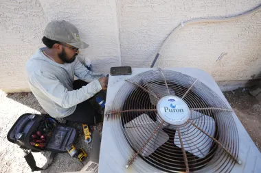 ¿Apagar el aire acondicionado al salir de casa? Estrategias de ahorro, confort y sostenibilidad para todo tipo de clima