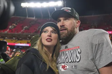 Taylor Swift y Travis Kelce: De la canción de amor al compromiso más mediático del año