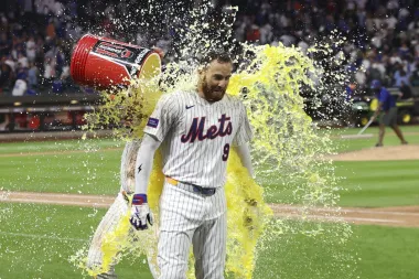 La batalla por la NL Este se calienta: Los Mets rugen en casa y recortan terreno contra los Phillies