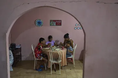 El hambre silenciosa de Venezuela: niños con dolores de cabeza y escuelas sin almuerzo