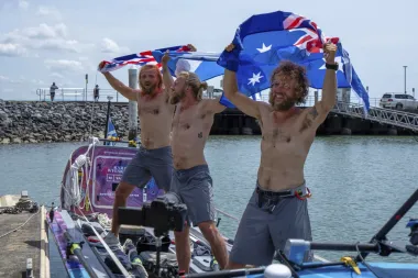Una travesía inolvidable: Tres hermanos escoceses rompen récord mundial al cruzar el Pacífico a remo