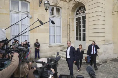 Francia al borde del abismo político: Bayrou frente a la tormenta del voto de confianza