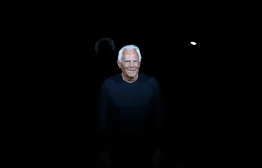 El nuevo lujo: Cómo Giorgio Armani revolucionó la moda con elegancia silenciosa
