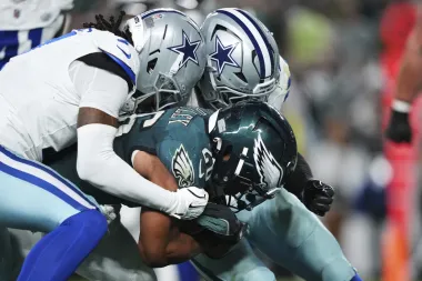 Jalen Hurts lidera a Eagles en un inicio épico de temporada, con drama, lluvia y polémica