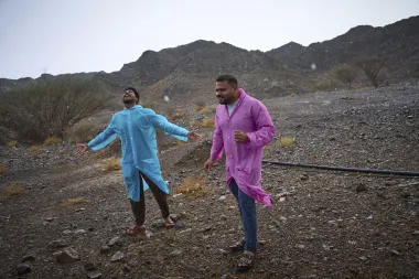 El raro milagro de la lluvia en Emiratos Árabes Unidos: entre la fascinación, la crisis y la resiliencia