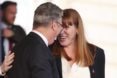 Angela Rayner: La caída de una estrella del laborismo británico y lo que revela sobre la ética política en el Reino Unido