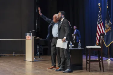 Nueva York en tensión: Sanders respalda a Mamdani mientras la vieja guardia demócrata titubea