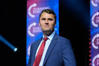La nueva cruzada conservadora: deportaciones masivas, publicidad farmacéutica y el ascenso de Charlie Kirk
