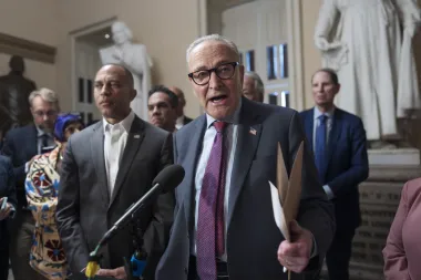 Trump, Schumer y la Batalla por el Poder: Tropas, Dinero y el Futuro Político de EE.UU.