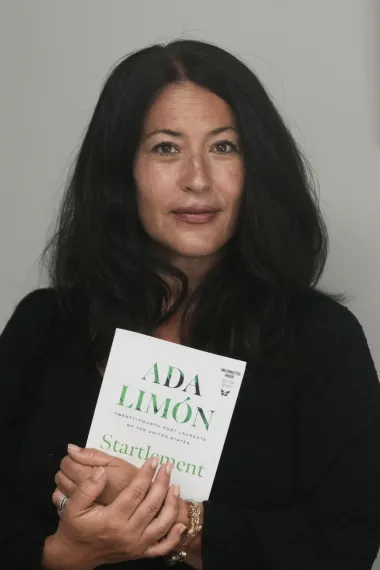 Ada Limón: La poesía como resistencia en tiempos oscuros