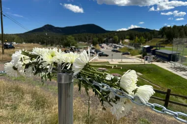 La sombra de la sedación forzada y el extremismo juvenil: dos tragedias en EE.UU. que sacuden nuestra conciencia