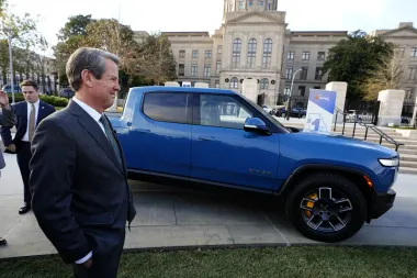 Rivian desafía la incertidumbre: ¿puede salvarse con su megaplantación de autos eléctricos en Georgia?