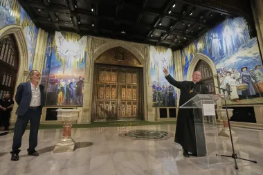 El mural que abraza al inmigrante: arte y fe en la Catedral de San Patricio