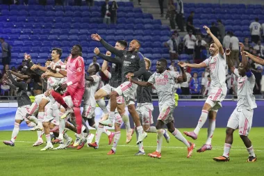 Viernes de emociones en el fútbol europeo: Lyon, Cagliari y Stuttgart se imponen con protagonismo inesperado