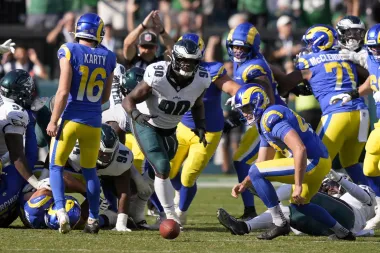Las Águilas vuelan alto: dos bloqueos decisivos hunden a los Rams en una remontada épica