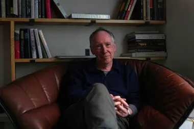 Ian McEwan y el poder eterno de la novela frente al caos del futuro