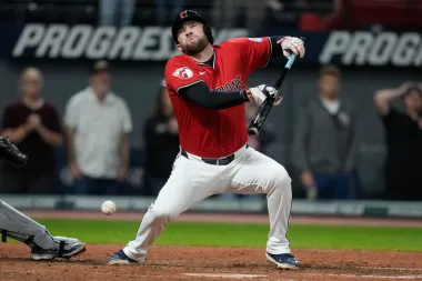 El beisbol también duele: El brutal pelotazo a David Fry y cómo reaccionó la MLB