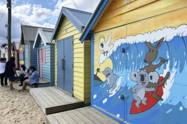 Las coloridas 'beach boxes' de Melbourne: patrimonio, inversión y nostalgia frente al mar