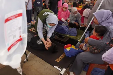 Crisis sanitaria en Indonesia: el programa de comidas escolares gratuitas enfrenta su primera gran prueba