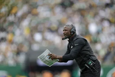 Aaron Glenn y su celebración viral: ¿auténtico liderazgo o distracción en los Jets?