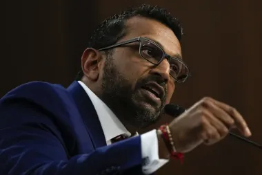 El despido de agentes del FBI por arrodillarse reabre el debate sobre justicia racial y libertad de expresión