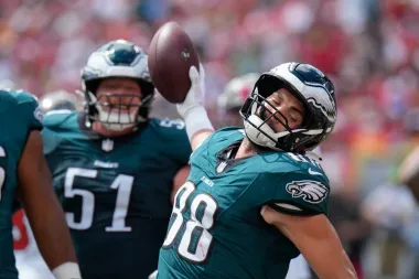 Hurts vuela, Mayfield arde y los Eagles siguen invictos tras una batalla épica en Tampa