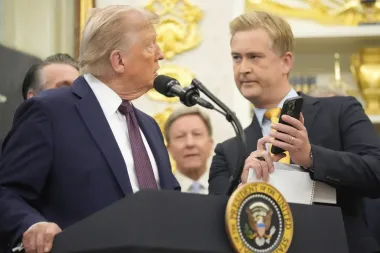 Trump y la Inteligencia Artificial: Entre el Meme, la Mitología y la Política del Espectáculo