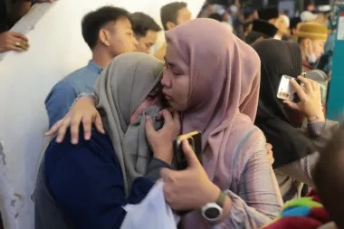 Tragedia en Sidoarjo: colapso escolar expone negligencia y despierta alerta nacional en Indonesia