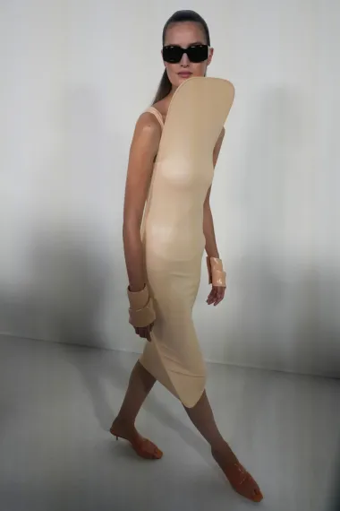 Moda con mensaje: McCartney y Courrèges redefinen el futuro del lujo en París