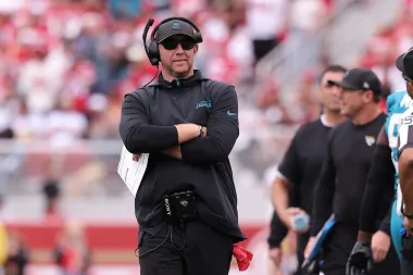 Del elogio a la tensión: El caso Robert Saleh vs. Liam Coen y la fina línea del 'robo legal' de señales