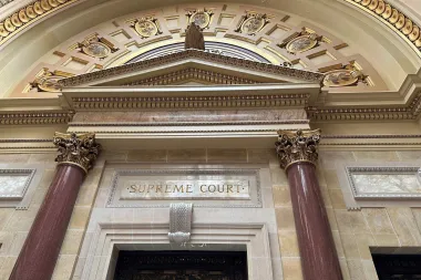 La batalla por la Corte Suprema de Wisconsin: ¿Justicia imparcial o nueva arena política?