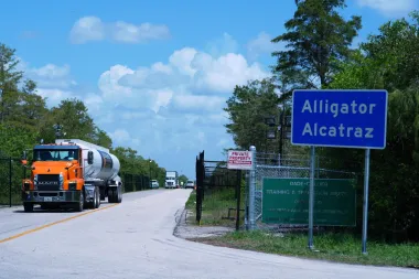 Alligator Alcatraz: El experimento carcelario de DeSantis que enfrenta demandas por abusos y negligencia