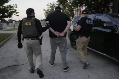 La guerra por la inmigración: la cruzada mediática de ICE y el poder presidencial de Trump