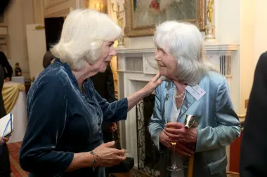 Jilly Cooper: El Arte de Narrar el Lujo, el Deseo y la Rebeldía Británica