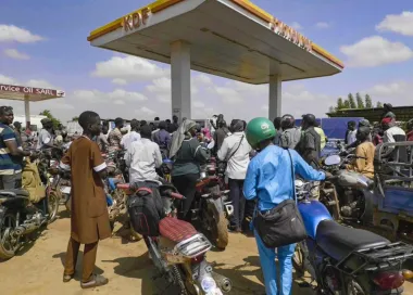 El combustible del caos: cómo los bloqueos terroristas están asfixiando a Mali