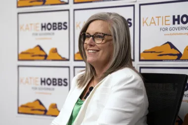 Katie Hobbs lanza su campaña de reelección buscando unir a Arizona más allá de la política