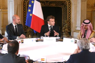 Francia al borde del abismo político: Lecornu, Macron y el juego de las sillas ministeriales