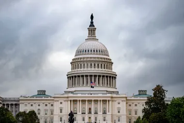 Crisis institucional en Estados Unidos: despidos masivos, elecciones en juego y el nuevo rostro del trumpismo