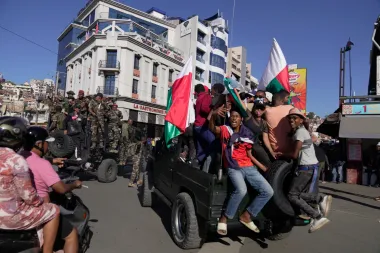 Golpes, protestas y urnas: la incertidumbre democrática sacude África y América Latina