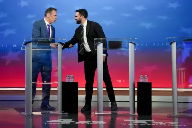 Caos, zancadillas y berets desaparecidos: el encendido primer debate por la alcaldía de Nueva York