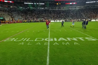Publicidad en el campo: El nuevo juego del fútbol americano universitario