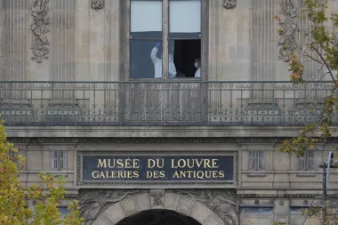 El robo del siglo en el Louvre: ¿Una joya que simboliza la decadencia de Francia?