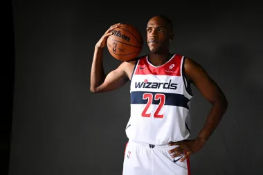Khris Middleton regresa a Milwaukee: una noche de emociones, recuerdos y renovadas aspiraciones