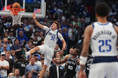 Wembanyama brilla en una noche histórica mientras arruina el debut de Cooper Flagg