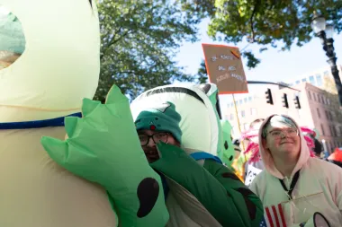 Entre disfraces inflables y resistencia: cómo un sapo gigante se convirtió en símbolo de protesta en EE.UU.