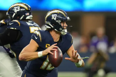 La noche en que Justin Herbert brilló y Carson Wentz cayó: los Chargers arrollan a los Vikings