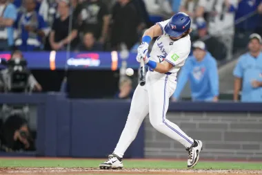 Toronto hace historia en la Serie Mundial con una explosiva ofensiva y una joya juvenil en el montículo