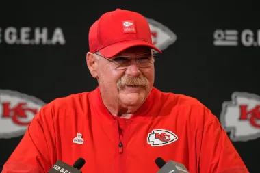 El hechizo ofensivo de Andy Reid: Magia, engaños y touchdowns inolvidables